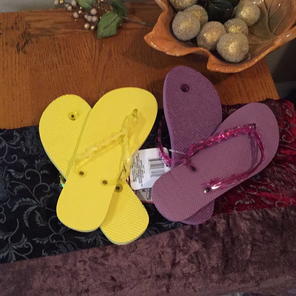 Bundle of women’s flip flops